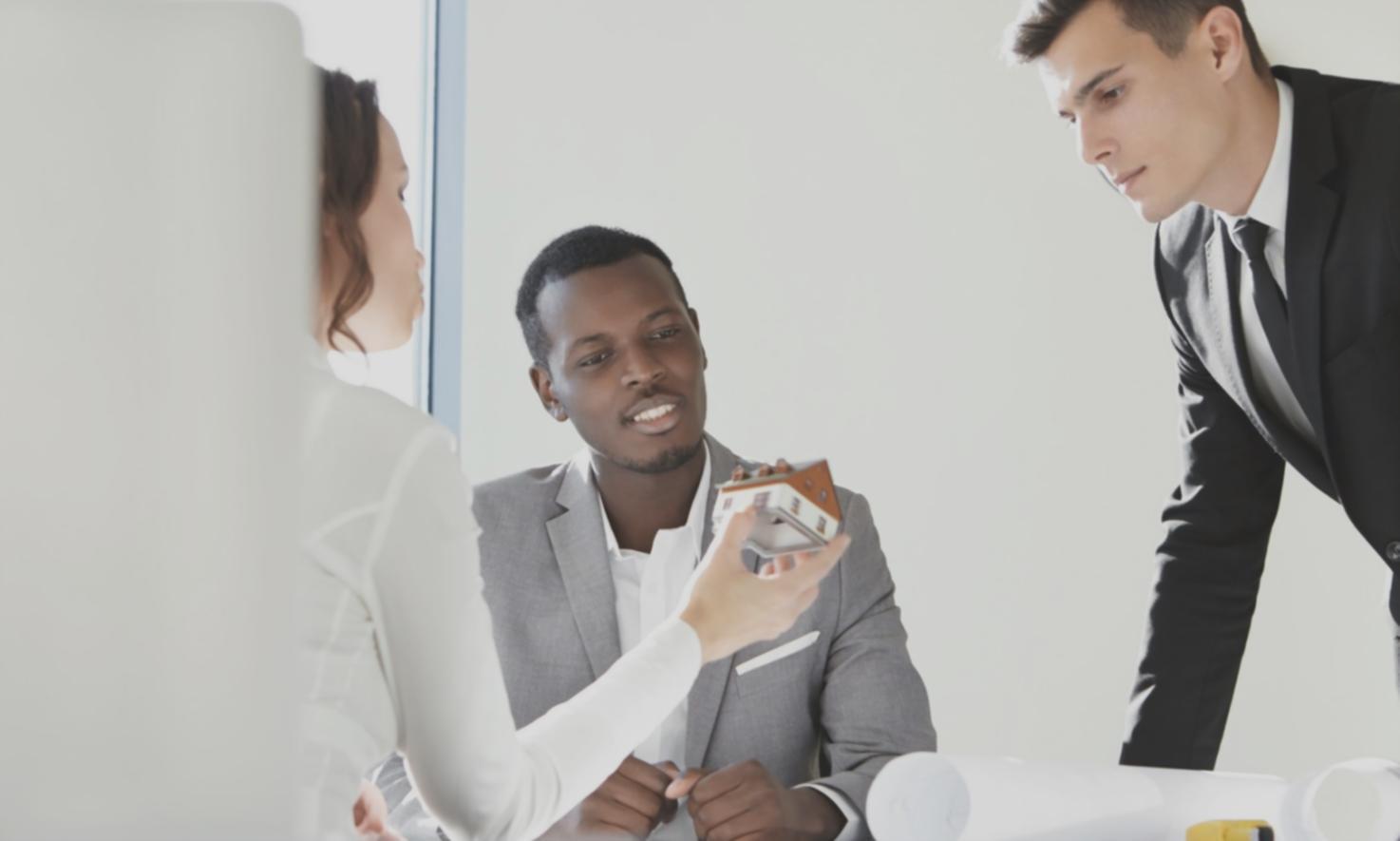 Teilnehmer beim gemeinsamen Lernen von Finanzmanagement